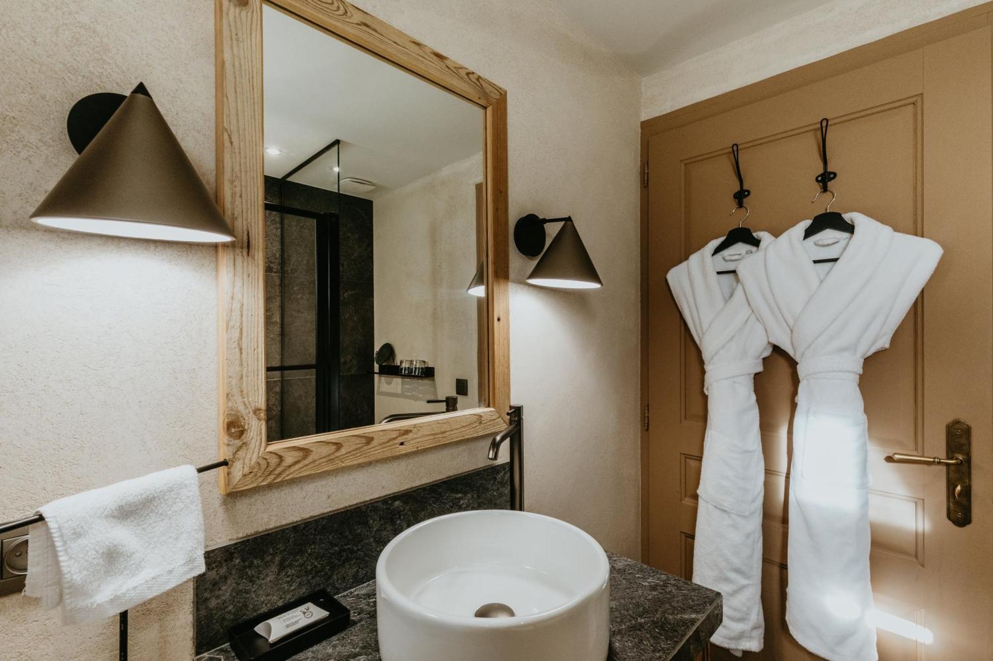 Hotel Restaurant La Ferme De Cupelin แซ็งต์-แฌร์เวส์-เลส์-แบ็งส์ ภายนอก รูปภาพ